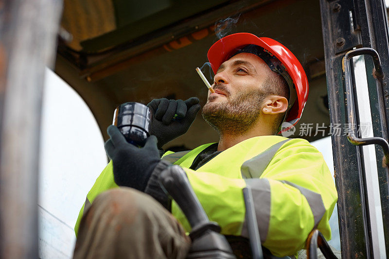 建筑工人正在休息