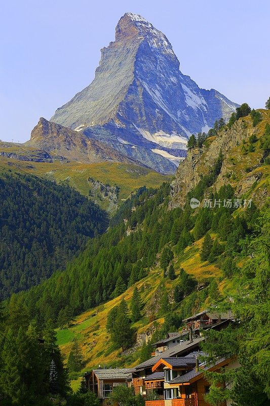 瑞士阿尔卑斯山，田园诗般的马特洪峰，泽马特小屋屋顶之上的高山景观