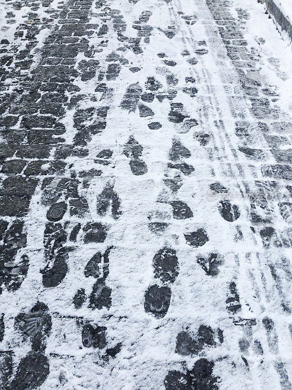 脚印在雪地