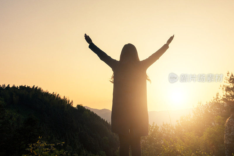 女人在山