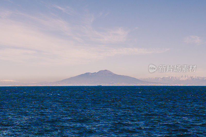 从卡普里港看维苏威火山