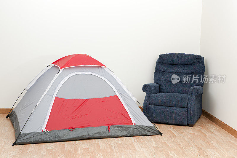 野营帐篷在室内