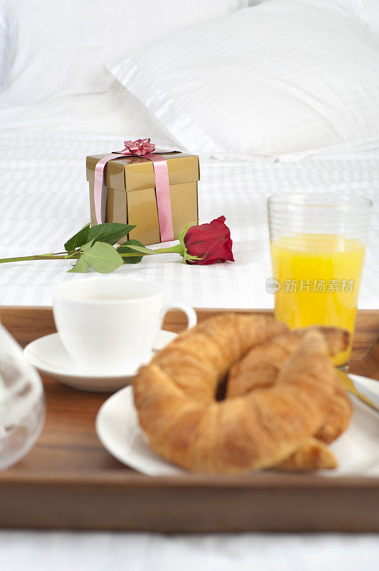 床上的早餐和礼物。