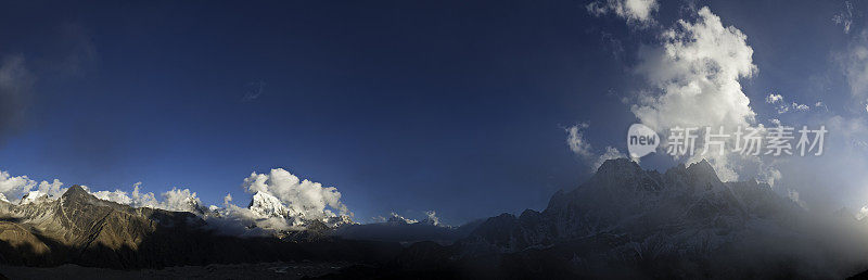 喜马拉雅雪峰平流层云景山顶山顶全景高京尼泊尔