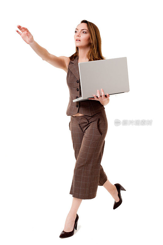 年轻的女商人在白色背景下运行笔记本电脑