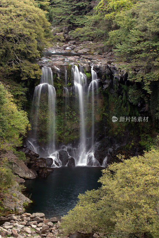 韩国济州岛天池瀑布