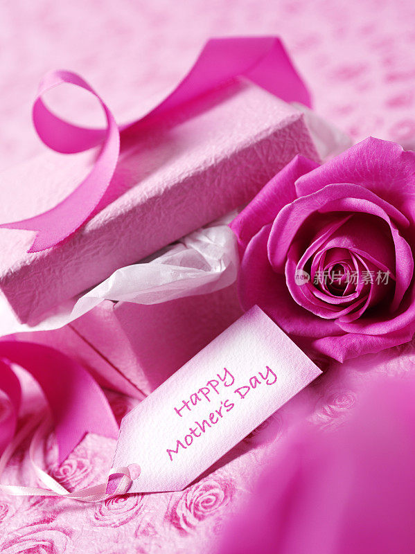 母亲节和一朵粉红玫瑰