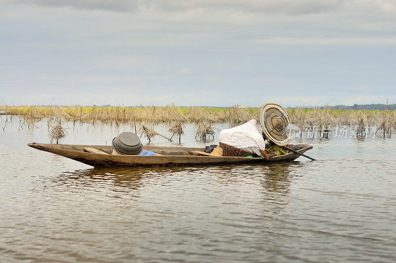 诺库湖妇女在独木舟