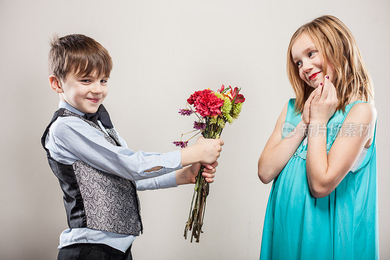 甜蜜的男孩在情人节给女孩一束花