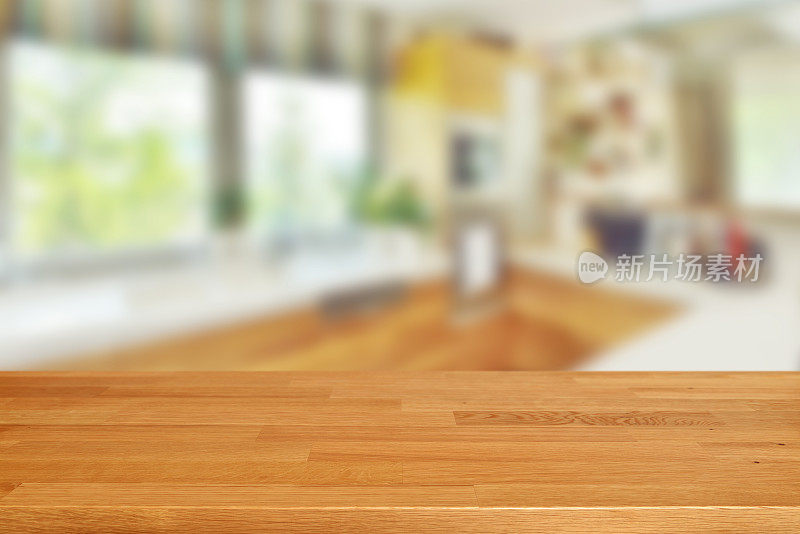 带有模糊厨房背景的木桌