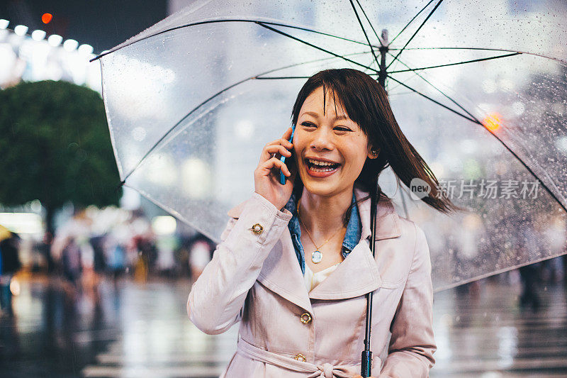 日本女人在外面淋雨