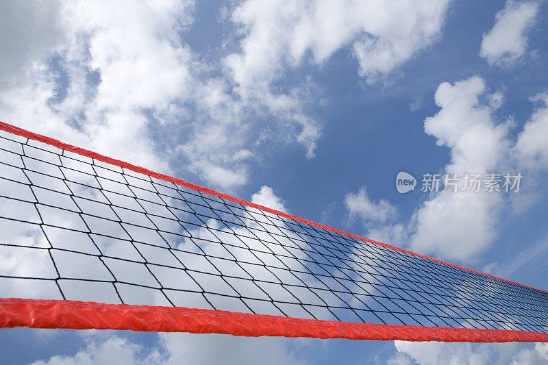 沙滩排球网对着部分乌云的天空