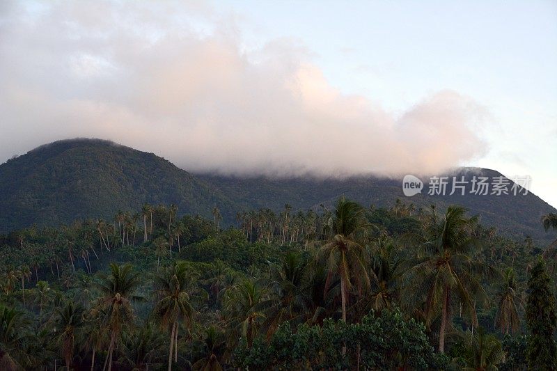 菲律宾卡米圭因岛的火山景观