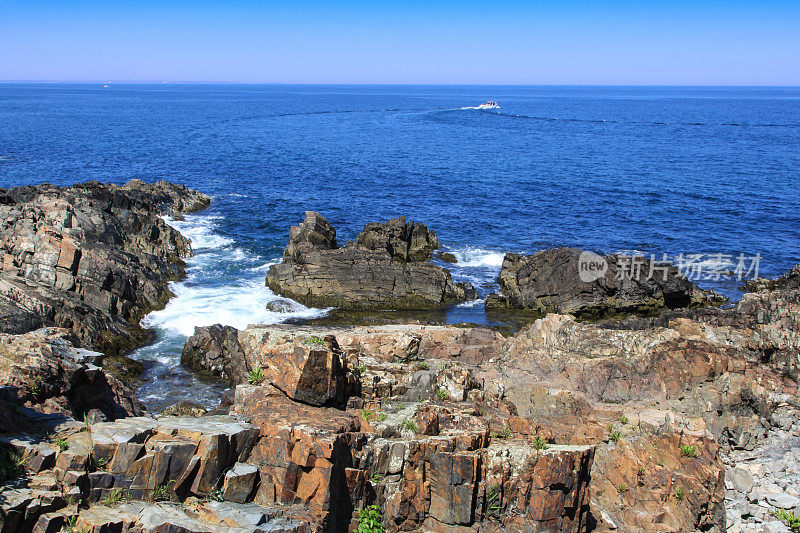 缅因州Ogunquit的边际路和海洋岩石景观，