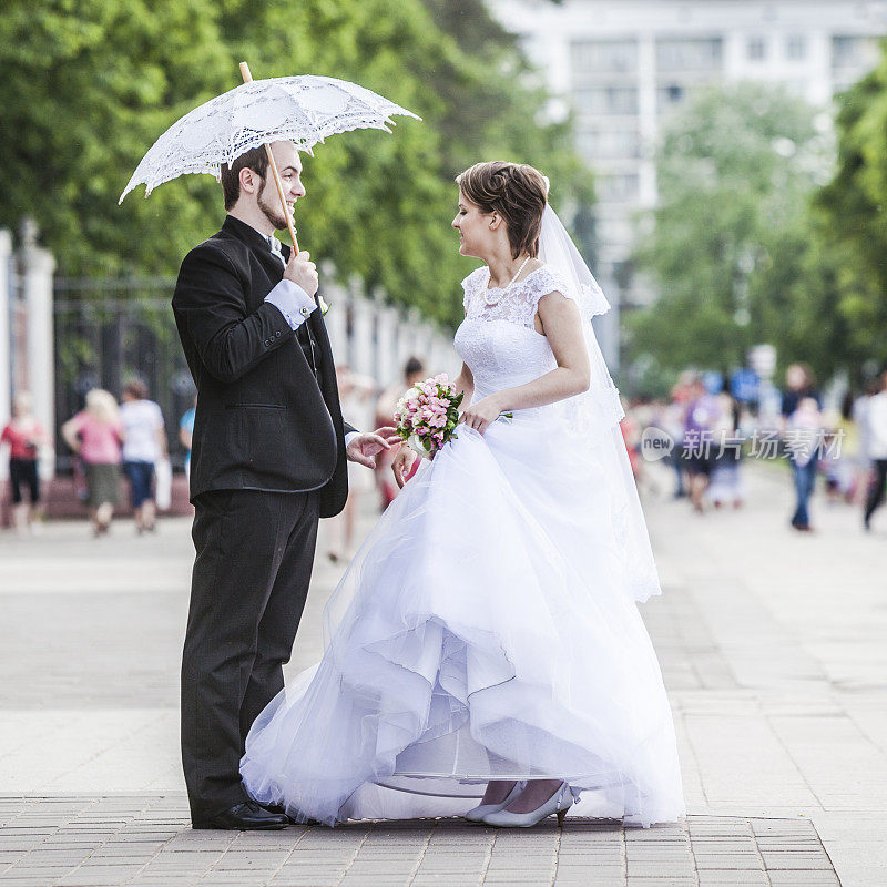 年轻美丽的一对:穿着婚纱的新娘和新郎。的婚礼。