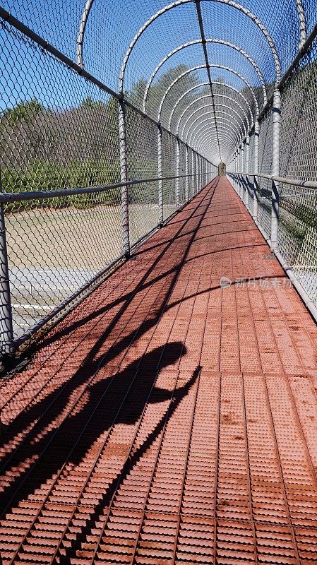 远景山I87天桥人行桥，影子，乔治湖纽约