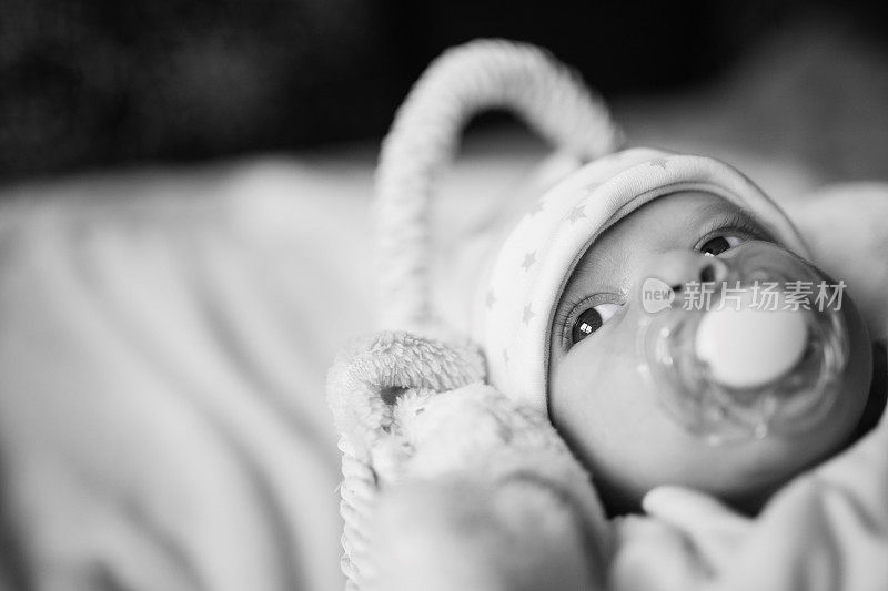 黑白图像的婴儿与奶嘴