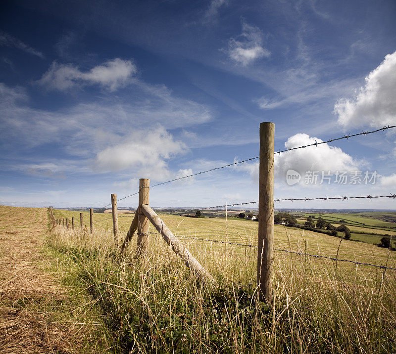 蓝天映衬下的英国乡村的铁丝网