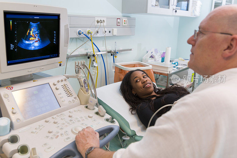 医生要给一个可爱的黑人姑娘做超声波检查