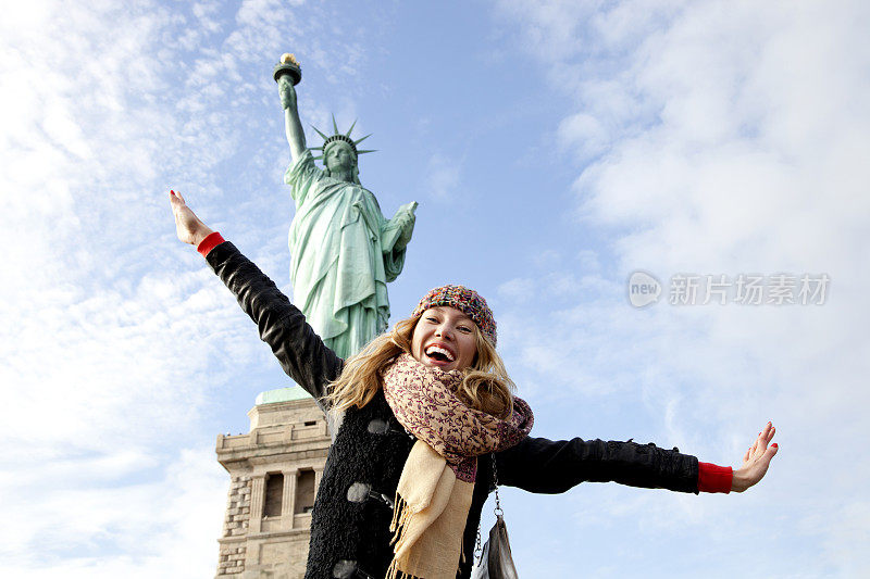 年轻的女士参观纽约的自由女神像