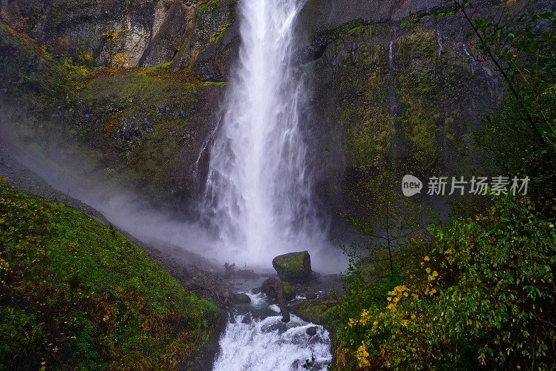 坚实瀑布飞溅