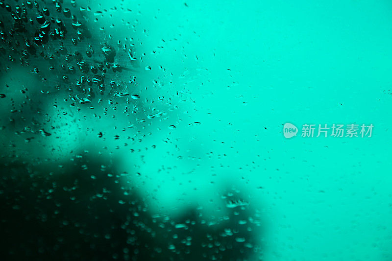 雨点落在车窗上