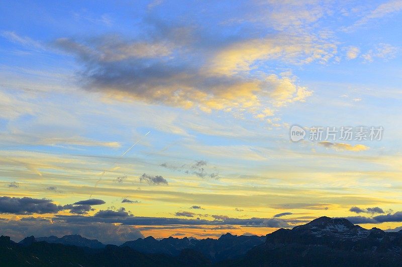 马尔莫拉达在日出时从田园牧歌的Lagazuoi山顶全景，五托里多洛米特山脉，塔尖山脉，戏剧性和雄伟的意大利泰洛阿尔卑斯山