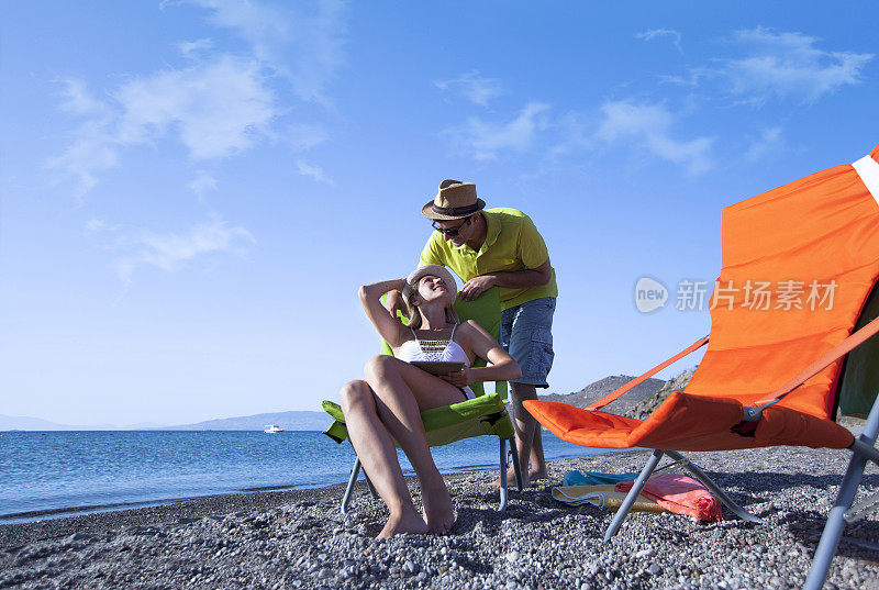 一对年轻夫妇在海滩上