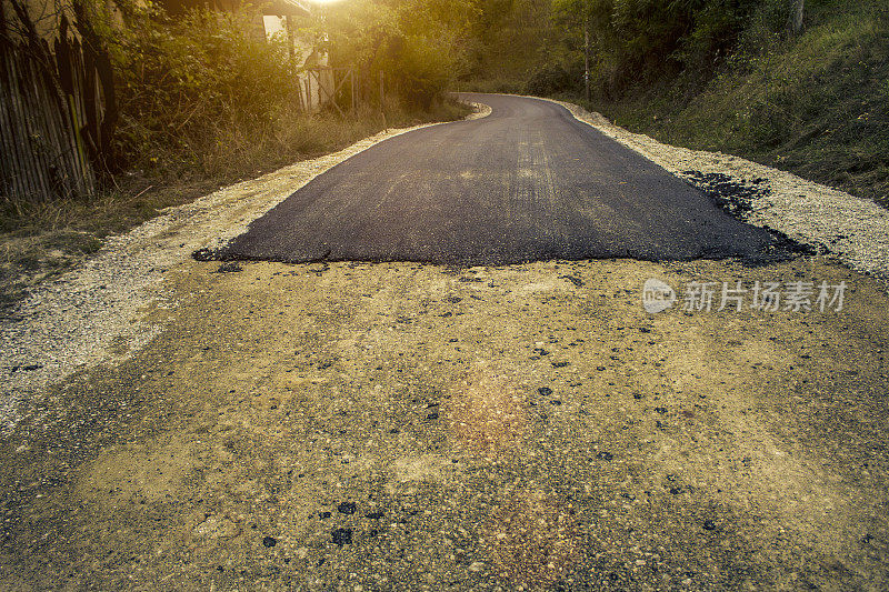 残缺不全的山村路