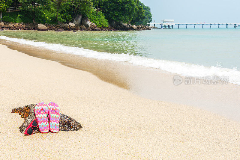 海滩上的彩色拖鞋和太阳镜