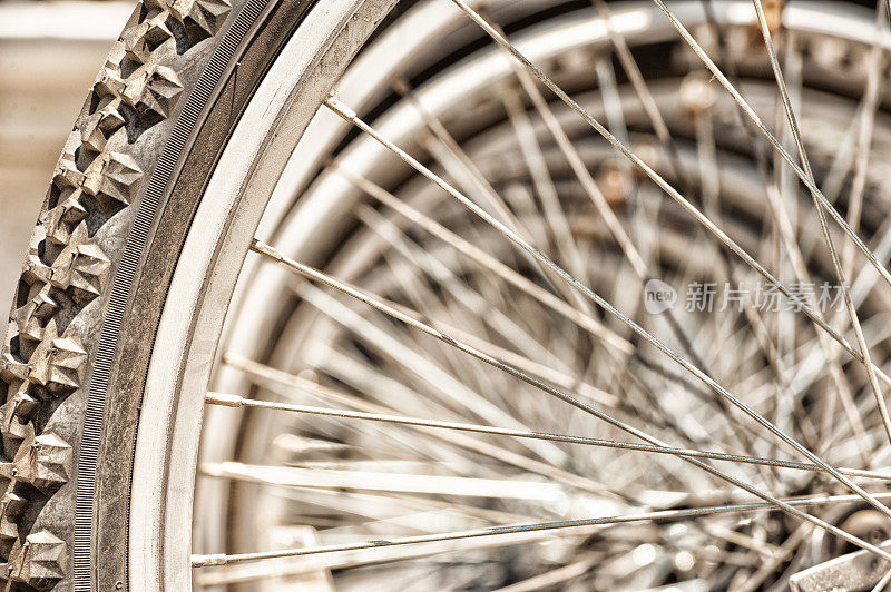 自行车轮子排成一排