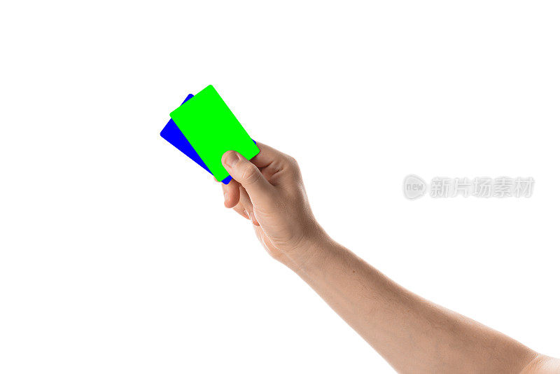 男性手里拿着两张信用卡或名片。与色度键隔离