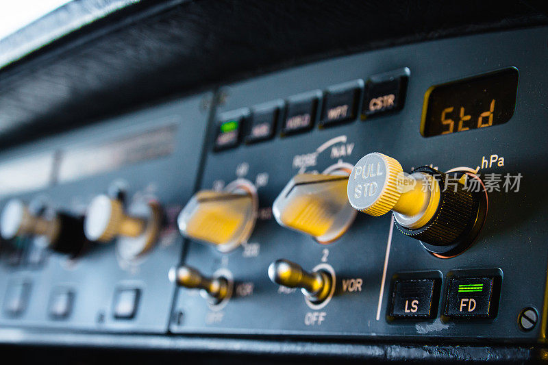 现代客机自动驾驶仪仪表盘和控制。带有旋钮、转盘和按钮的飞行控制单元(FCU)。