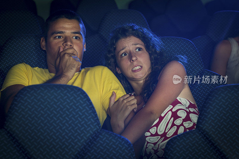 一对夫妇在电影院看恐怖电影