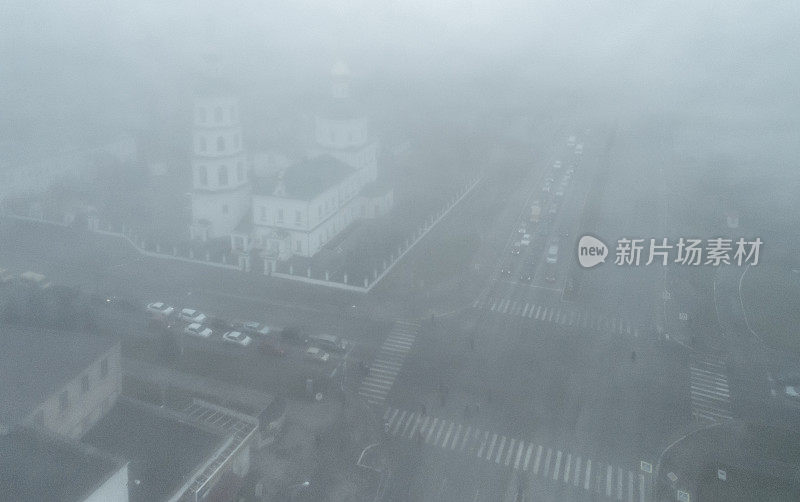 灰色雾中的城市