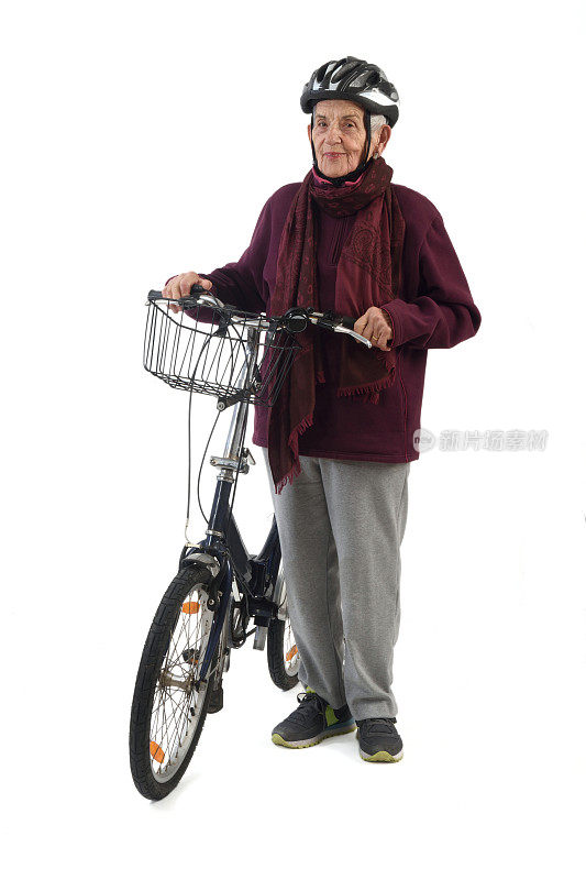 在白色背景上骑自行车的老妇人