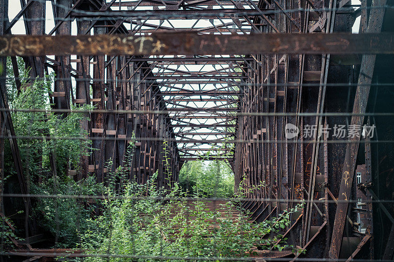 废弃的钢桥-生锈的钢梁结构