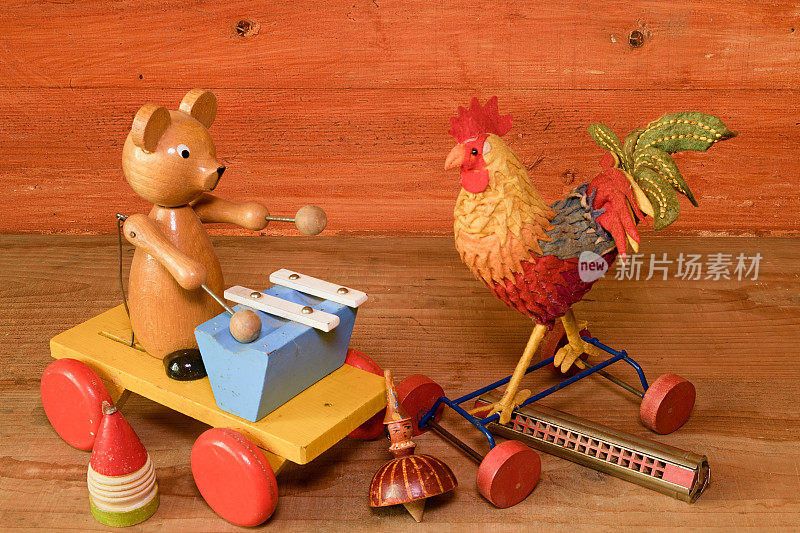 拉玩具和口琴(口琴)。古董玩具。男孩和女孩的复古玩具。