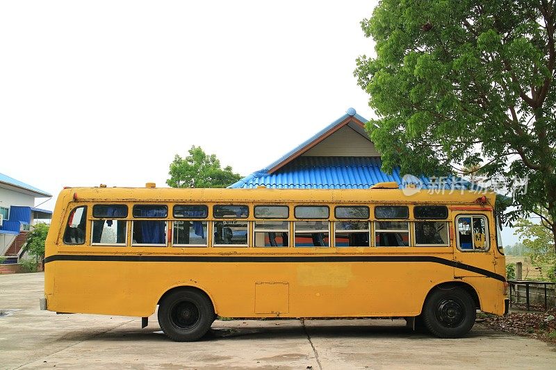 亮黄色的公交车，城市公交车，公共汽车，小巴，小巴，黄色的