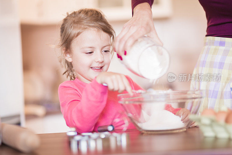 妈妈和女儿一起做饼干