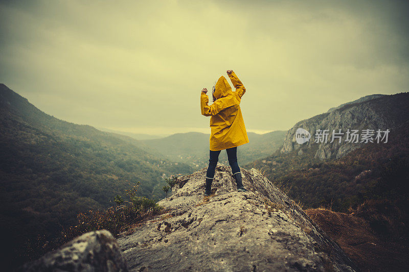 山顶上的快乐女人