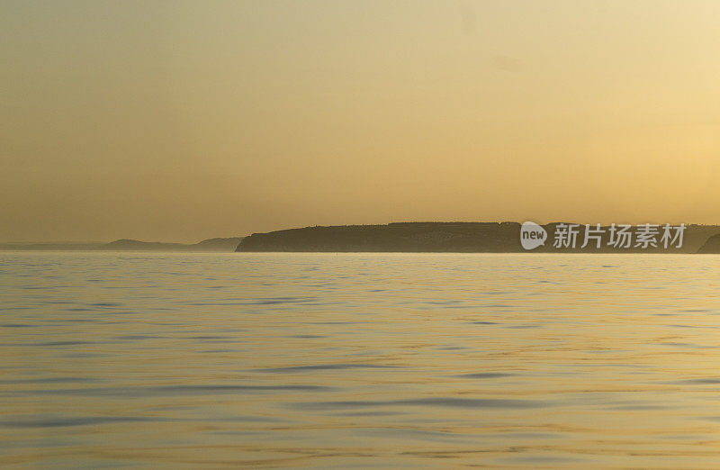 平静海面上的日落