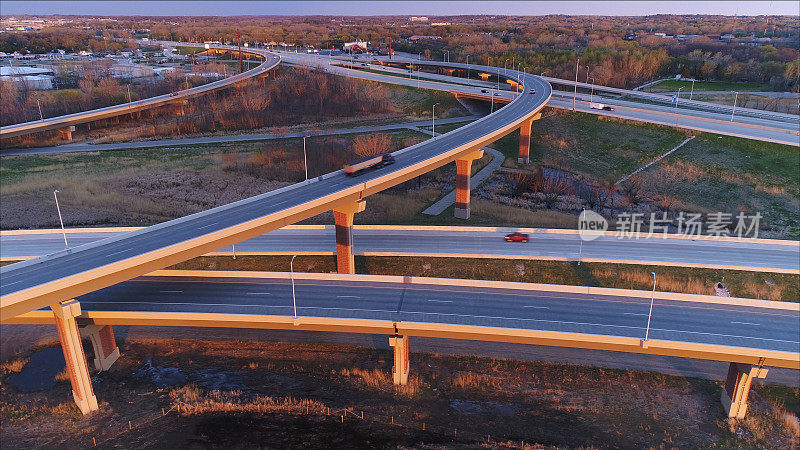 新建成的高速公路立交桥旁的湿地在第一天的曙光
