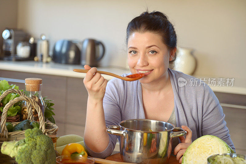 在厨房做饭的女人