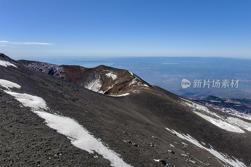 从埃特纳山眺望(联合国教科文组织世界遗产);它位于西西里岛(意大利)东海岸的埃特纳公园。