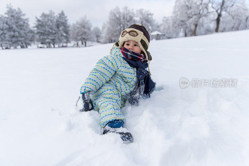 雪中的男孩