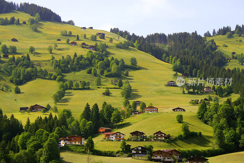 田园诗格施塔德和萨宁的高山山谷和草地，戏剧性的童话瑞士小屋，田园诗般的乡村，伯尔尼坎顿，瑞士阿尔卑斯山，瑞士