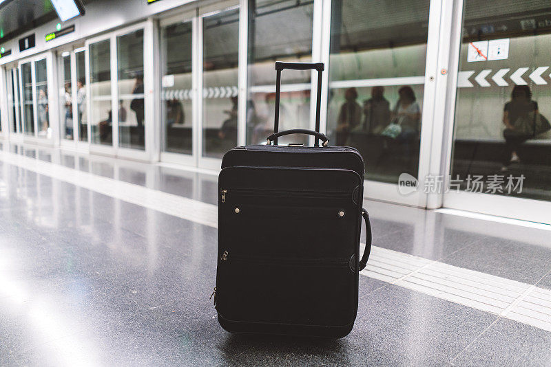 机场上孤独的行李箱