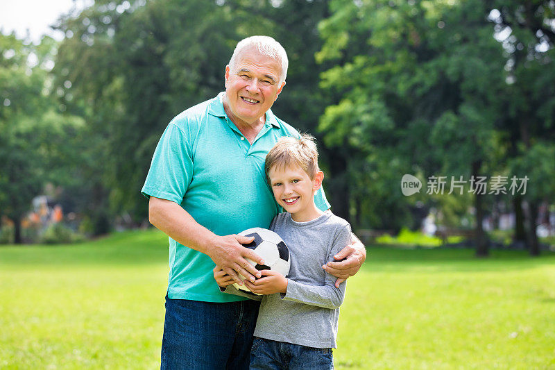 孙子和爷爷在踢足球