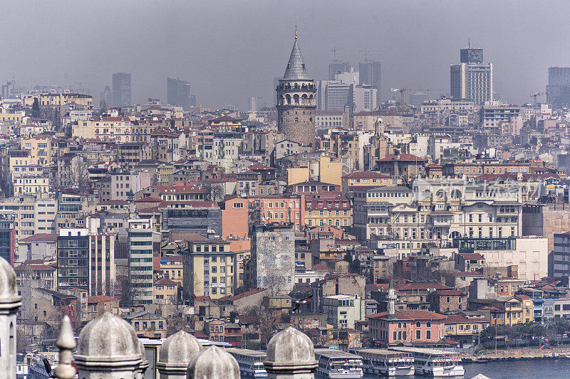 传统的欧洲城市景观，在土耳其伊斯坦布尔有加拉塔和博斯普鲁斯金角